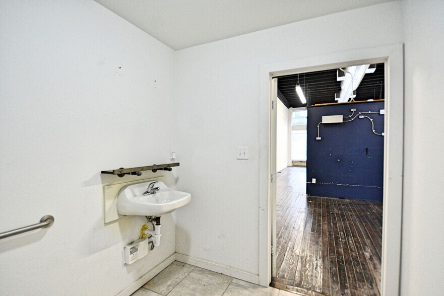 More Photos Of 200 E Court St, Seguin General Retail For Sale