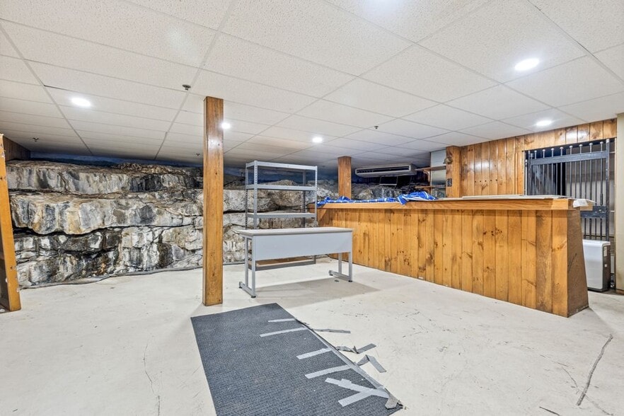 More Photos Of 4 Townsend Ave, Boothbay Harbor Freestanding For Sale