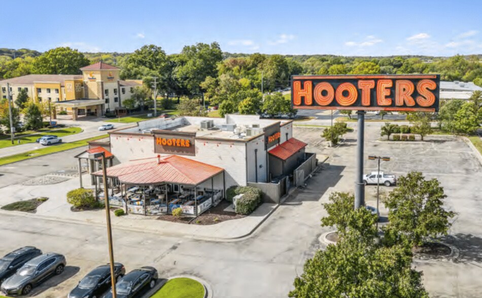 Primary Photo Of 6100 SW 10th Ave, Topeka Restaurant For Sale