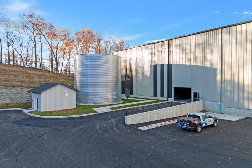 More Photos Of 1 Distribution Dr, Bloomingburg Warehouse For Lease