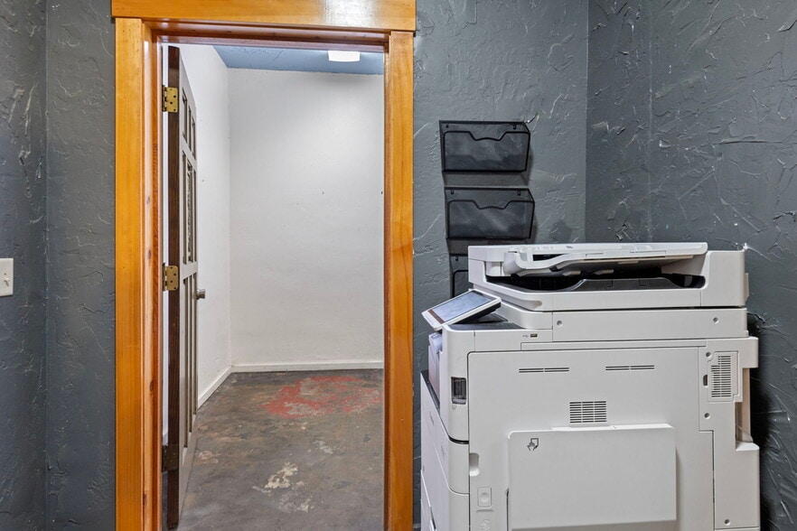 More Photos Of 23 NW Greenwood Ave, Bend Storefront For Sale