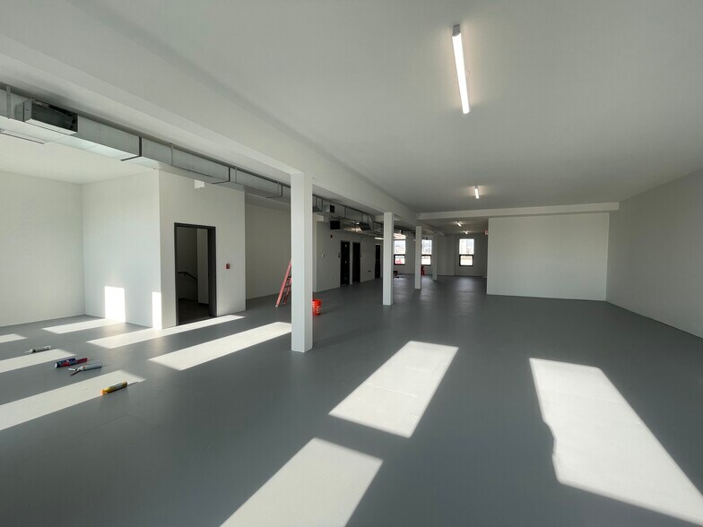 More Photos Of 622 W Roosevelt Rd, Chicago Office For Lease