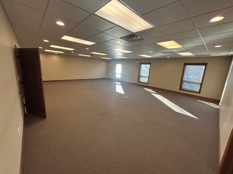 More Photos Of 1607 Tullamore Ave, Bloomington Office For Lease