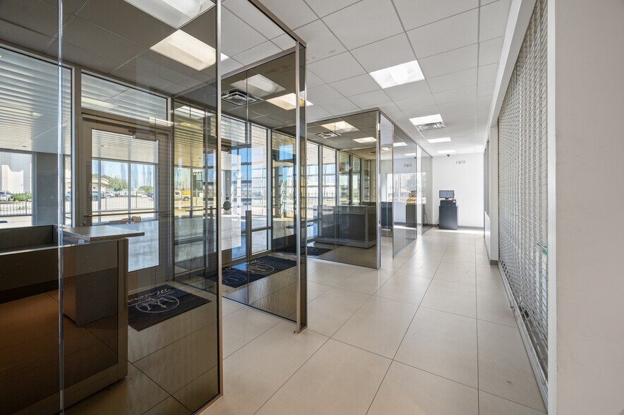 More Photos Of 11819 Southwest Fwy, Houston Auto Dealership For Lease