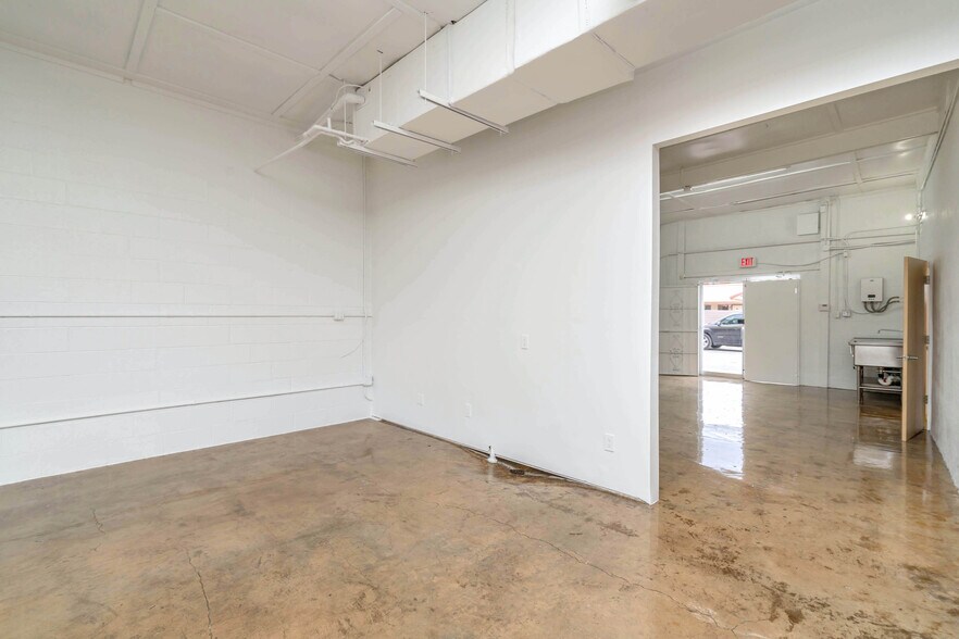 More Photos Of 1020 Roosevelt Ave, San Antonio Freestanding For Sale