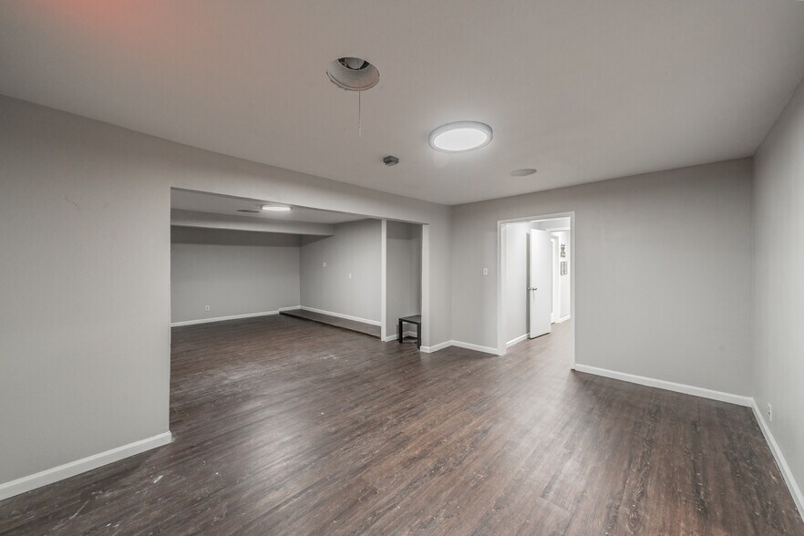 More Photos Of 7235 Glenview Dr, Richland Hills Office For Sale