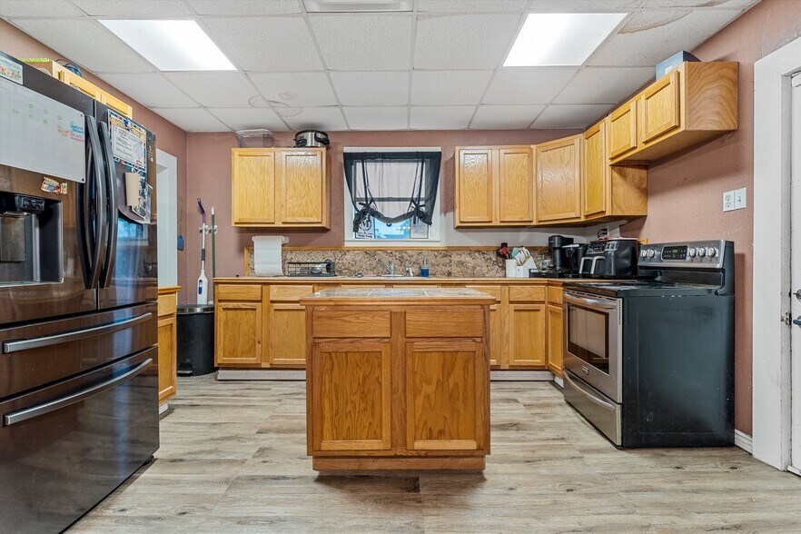 More Photos Of 1020 E Jefferson Ave, Whitney Light Distribution For Sale