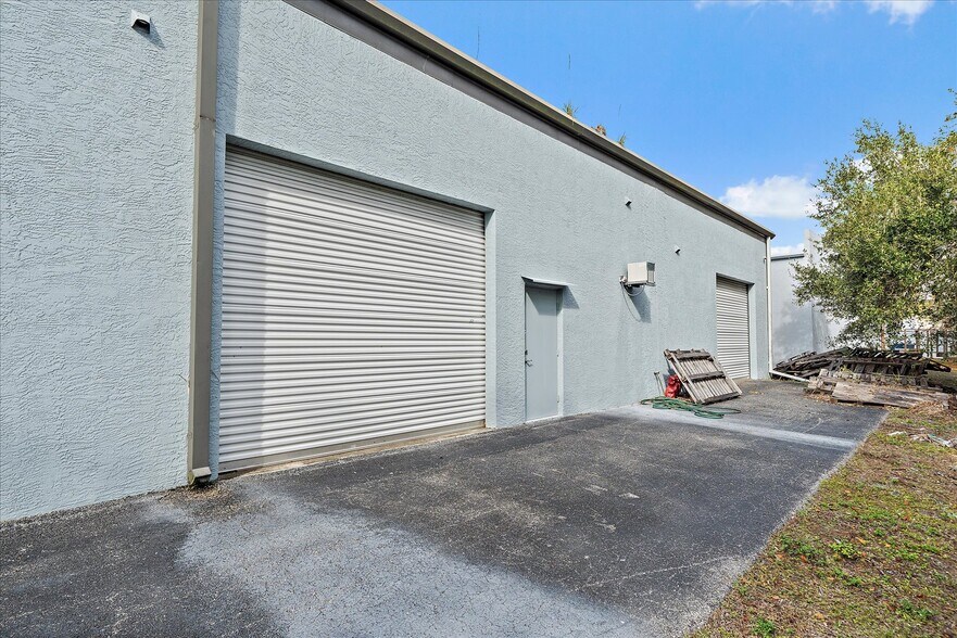 More Photos Of 351 Sand Pine Blvd, Venice Light Distribution For Lease