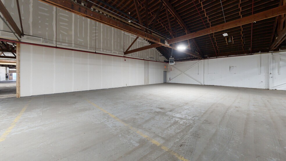 More Photos Of 920 Cedar Ave, St Charles Light Distribution For Lease