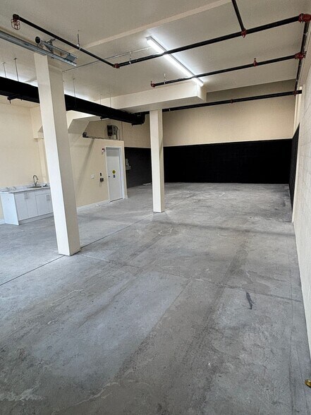 More Photos Of 587 Hanlon Creek Blvd, Guelph Showroom For Lease