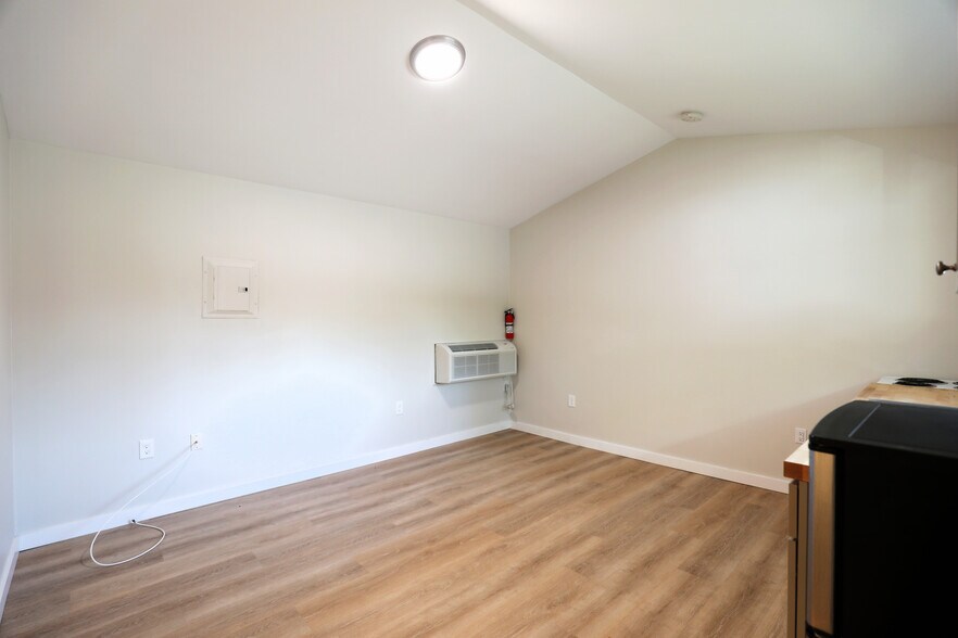 More Photos Of 669 Broadway, Ulster Park Hotel For Sale
