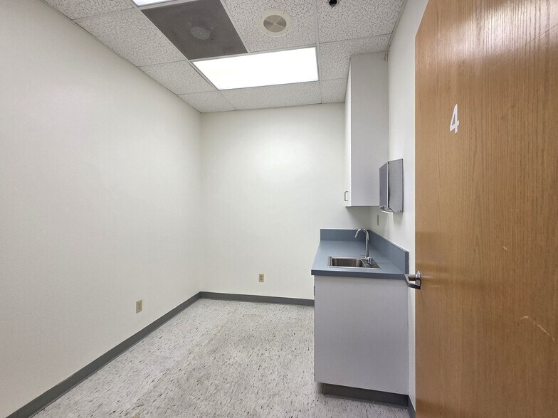 More Photos Of 300 Old River Rd, Bakersfield Medical For Lease