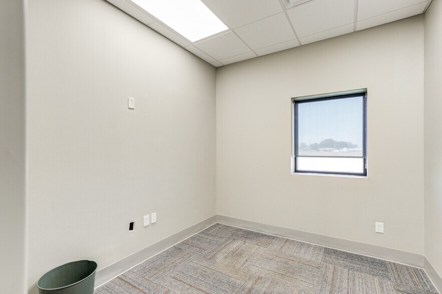More Photos Of 2405 114th St, Lubbock Office For Sale