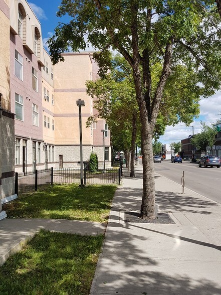 More Photos Of 8920 118 Av NW, Edmonton Apartments For Lease