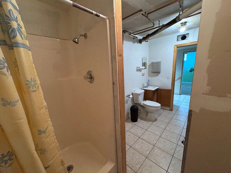 More Photos Of 402 S 7th St E, Riverton Flex For Sale