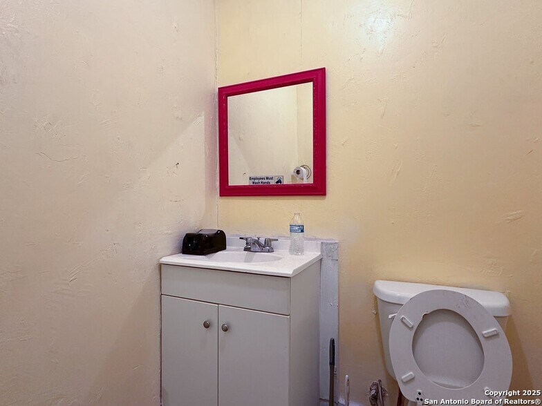More Photos Of 702 Avenue H, Poteet Freestanding For Sale