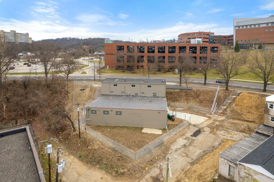 More Photos Of 3665 Central Pky, Cincinnati Warehouse For Sale