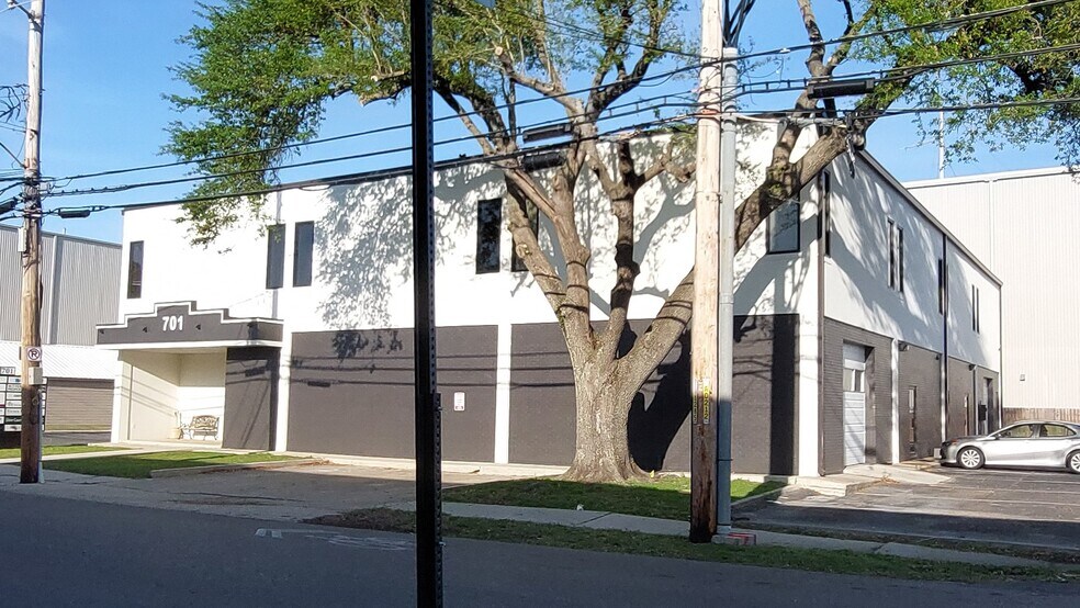More Photos Of 701 Papworth Ave, Metairie Office For Sale