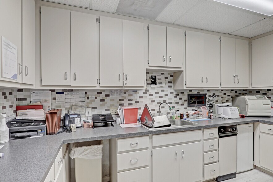 More Photos Of 3537 Forest Hill Blvd, West Palm Beach Medical For Lease