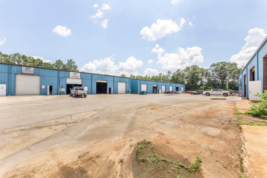More Photos Of 808 Industrial Way, Warner Robins Warehouse For Lease