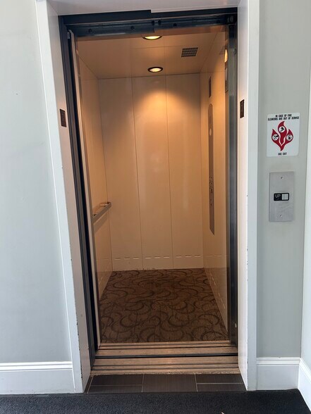 More Photos Of 1222 Washington Ct, Wilmette Specialty For Lease