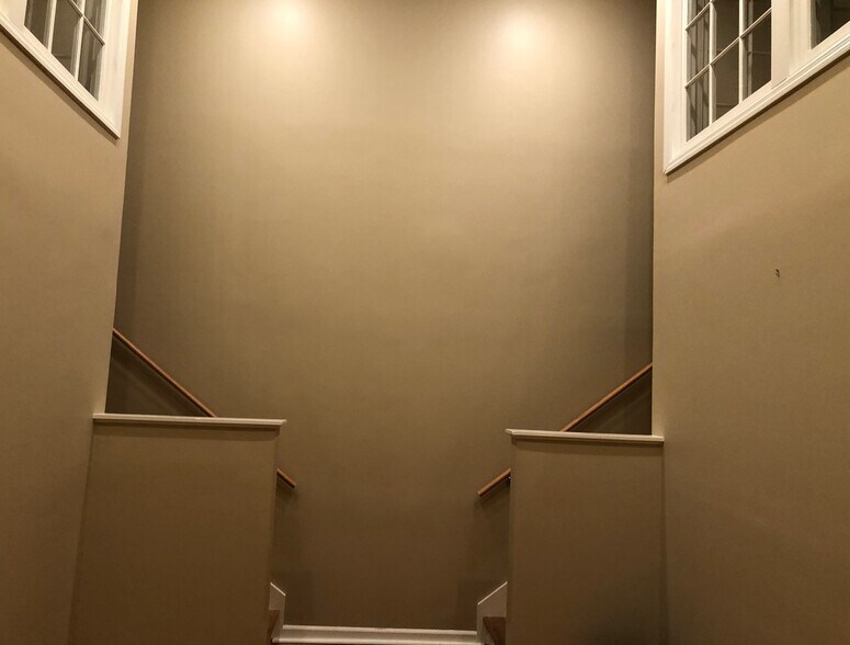 More Photos Of 203 E Side Sq, Huntsville Office For Lease