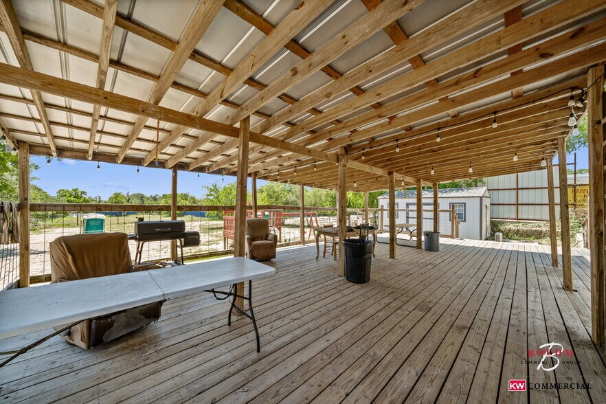 More Photos Of 23699-23737 W US Highway 290, Harper Storefront For Sale