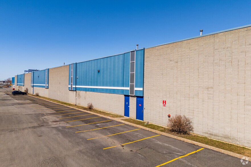 More Photos Of 265 Ch Du Tremblay, Boucherville Distribution For Lease