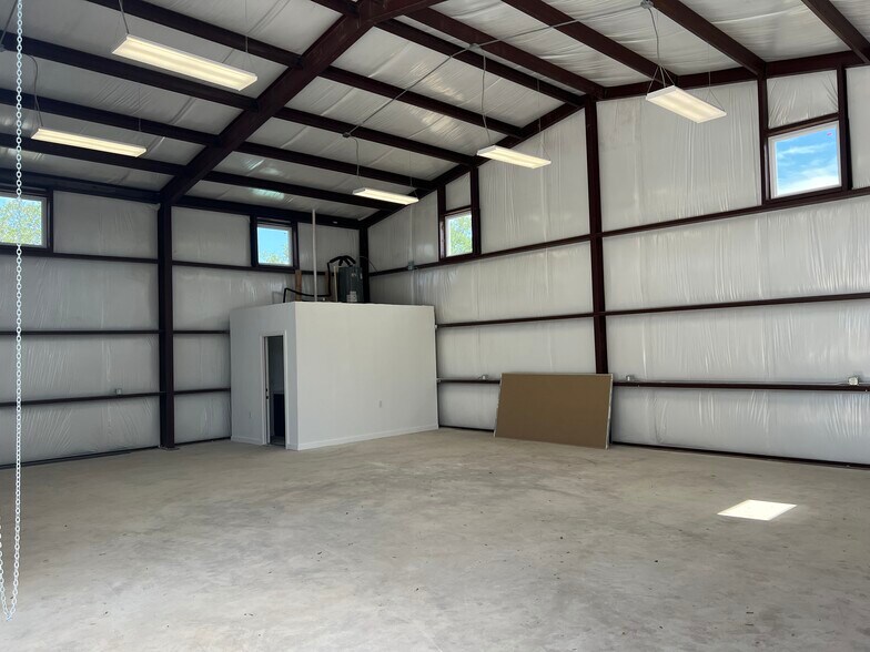 More Photos Of 25102 Whitney Dr, Spicewood Warehouse For Sale