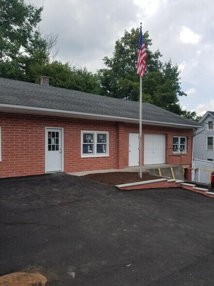 More Photos Of 100 S Main St, Seymour Warehouse For Lease