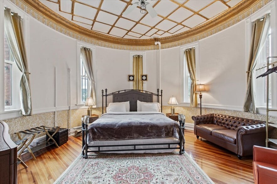 More Photos Of 49 Florida Ave, Amsterdam Hospitality For Sale