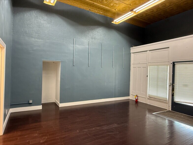 More Photos Of 216 S Main St, Monmouth Office For Lease