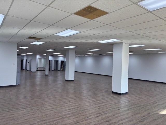 More Photos Of 2225 W Franklin St, Evansville Storefront For Sale