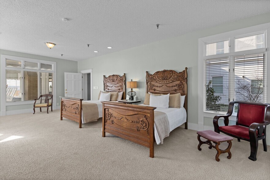 More Photos Of 738 E Main St, Belhaven Hotel For Sale