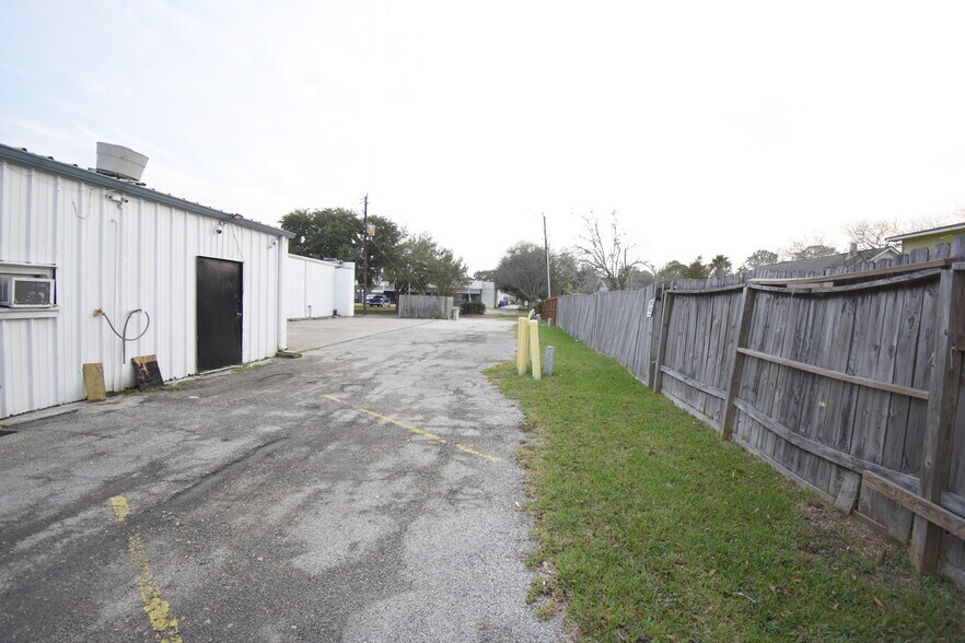More Photos Of 550 FM 1959 Rd, Houston Service Station For Lease