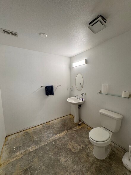 More Photos Of 1319-1399 S Garfield Ave, Loveland Light Distribution For Sale