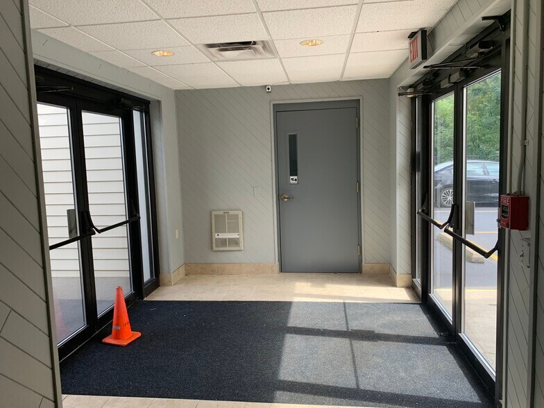 More Photos Of 70 Ridge Rd, Ontario Showroom For Lease