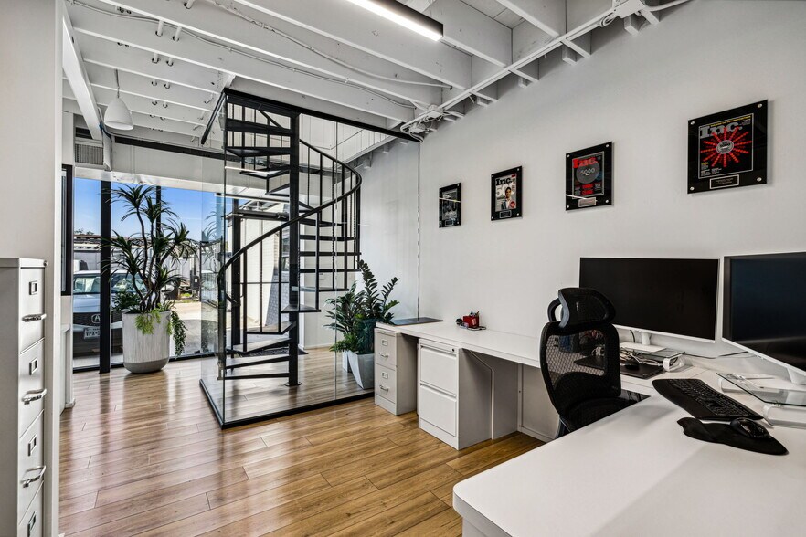 More Photos Of 5703-5705 Edgemoor Dr, Houston Warehouse For Lease