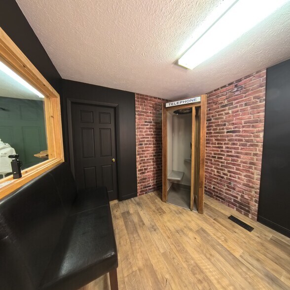 More Photos Of 580 N 36th St, Lafayette Flex For Lease