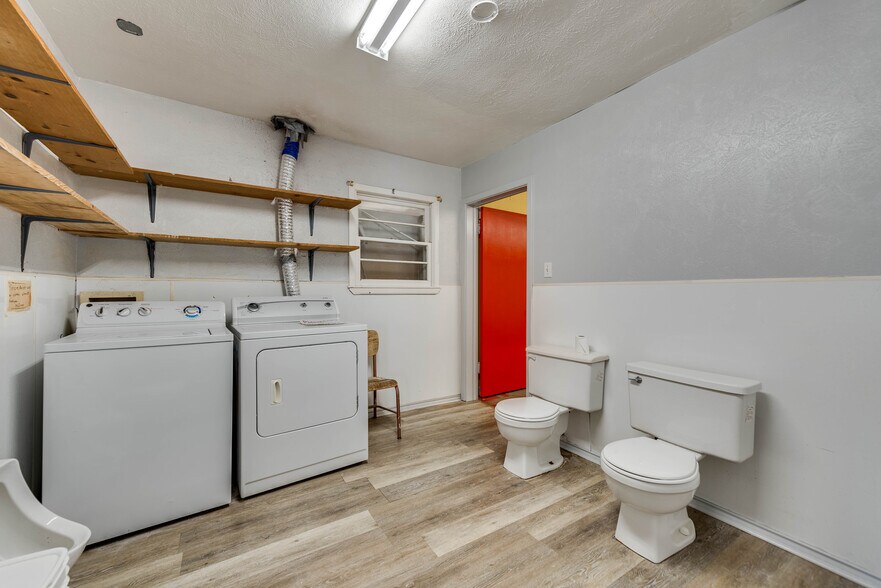 More Photos Of 1005 Austin St, Midland Storefront For Sale