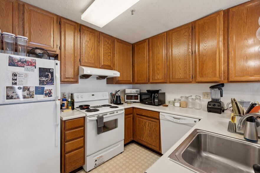 More Photos Of 459 Stow Ave, Oakland Apartments For Sale