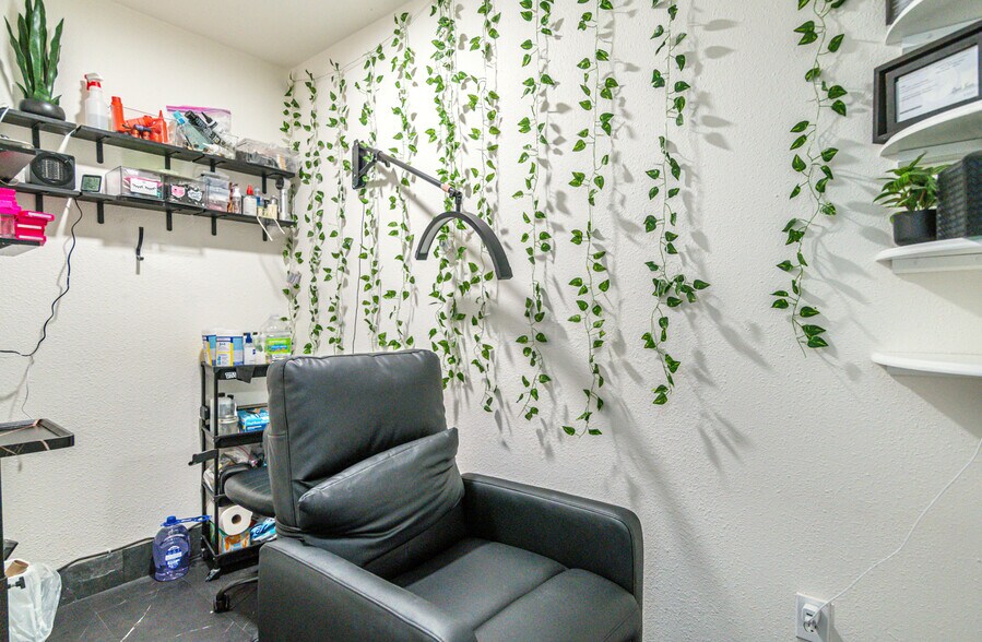 More Photos Of , Redmond General Retail For Sale