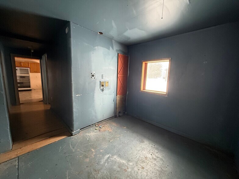 More Photos Of 358 S Oak St, Lone Rock Office For Sale