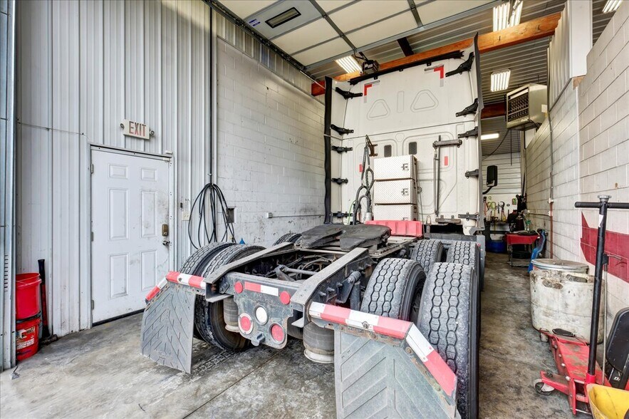 More Photos Of 133 W Blue Lick Rd, Shepherdsville Auto Repair For Sale