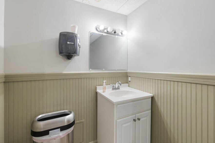 More Photos Of 19-25 Main St, Hartford Office Residential For Sale