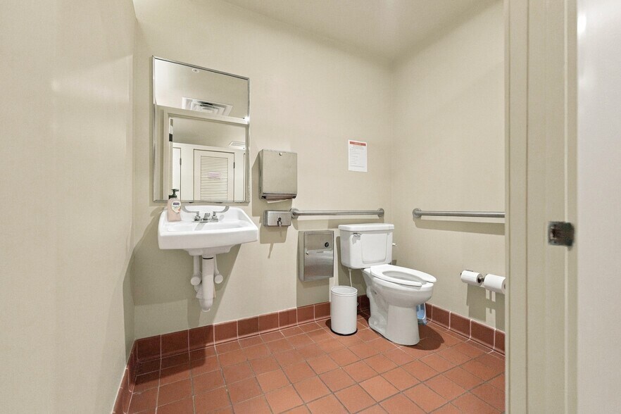 More Photos Of 1354 N Laura St, Jacksonville Office For Sale