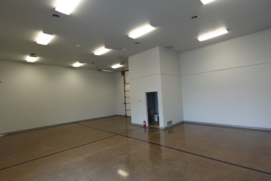 More Photos Of 6010-6012 E Trent Ave, Spokane Showroom For Lease