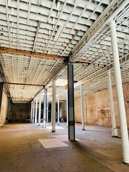 More Photos Of 327 S Broadway, Los Angeles Restaurant For Lease