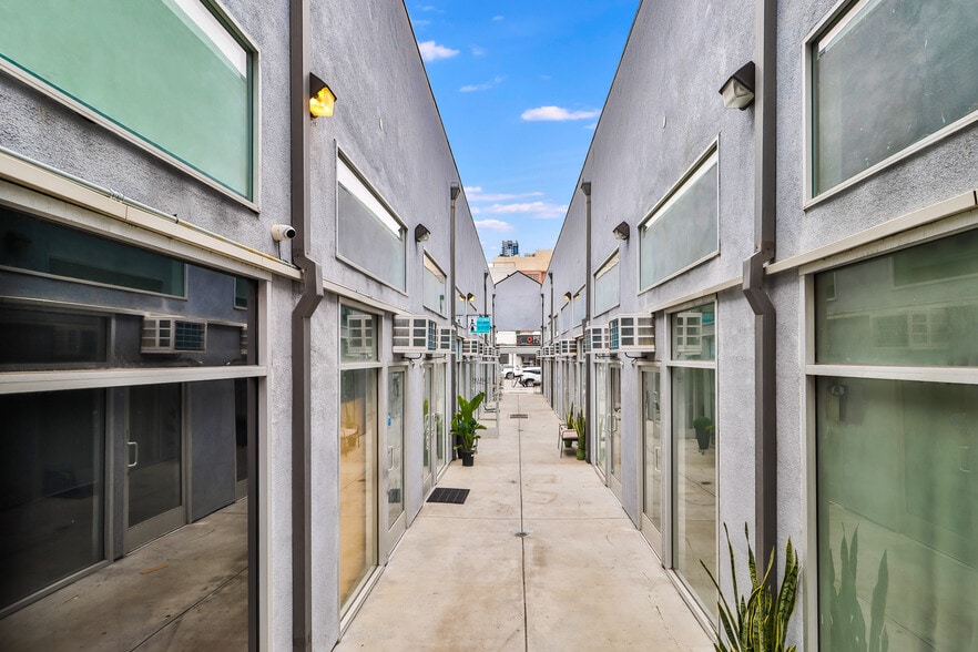 More Photos Of 1040 S Los Angeles St, Los Angeles Freestanding For Sale