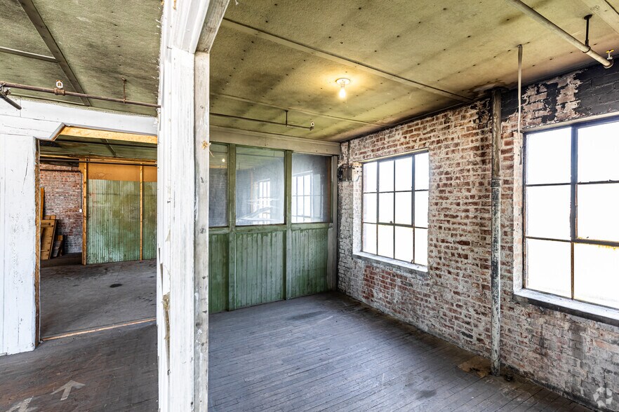 More Photos Of 1805-1831 Holmes St, Kansas City Light Distribution For Sale